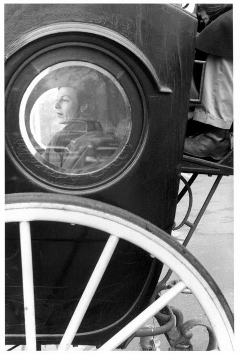 Inge Morath: Baleto šokeja Vera Zorina karietoje Centriniame Parke, Niujorkas, 1958 m.